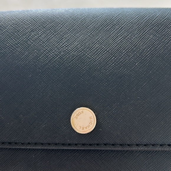 Michael Kors Saffiano Leather 2-in-1 Convertible Wallet Crossbody Bag. - Picture 6 of 8